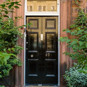 Beautiful, Traditional 2 Bedroom Main Door Flat Apartment Edinburgh