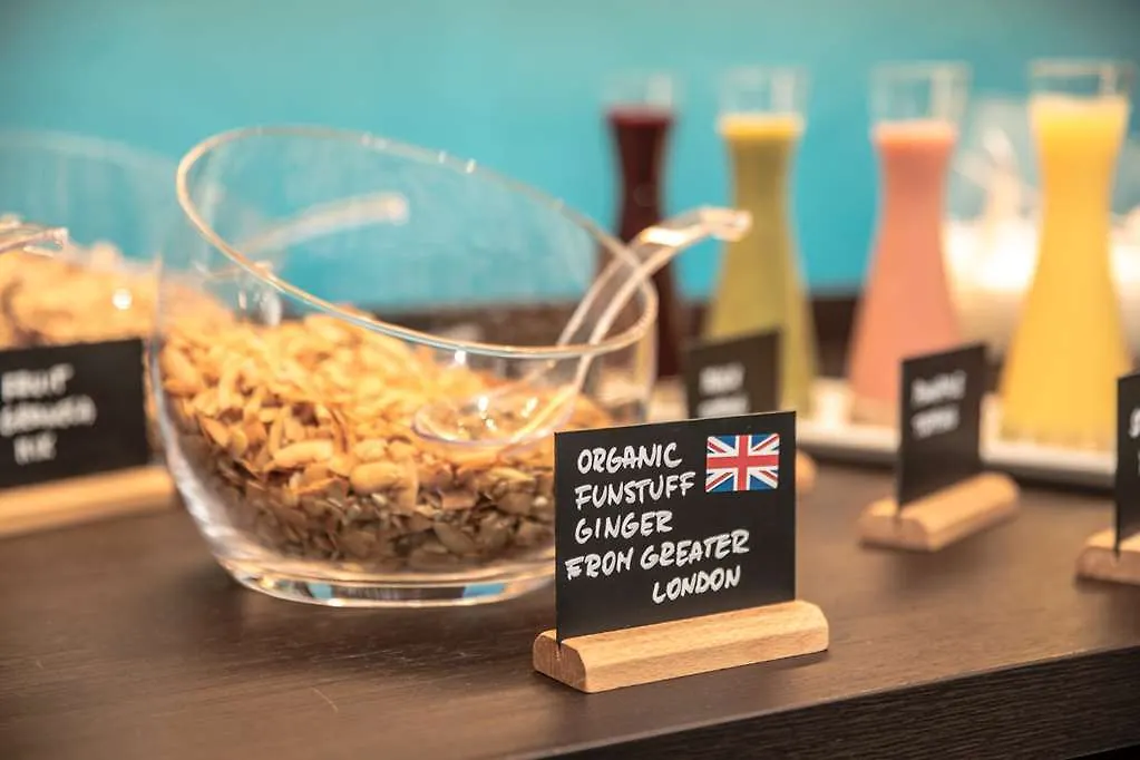 Motel One London-Tower Hill 3*, London